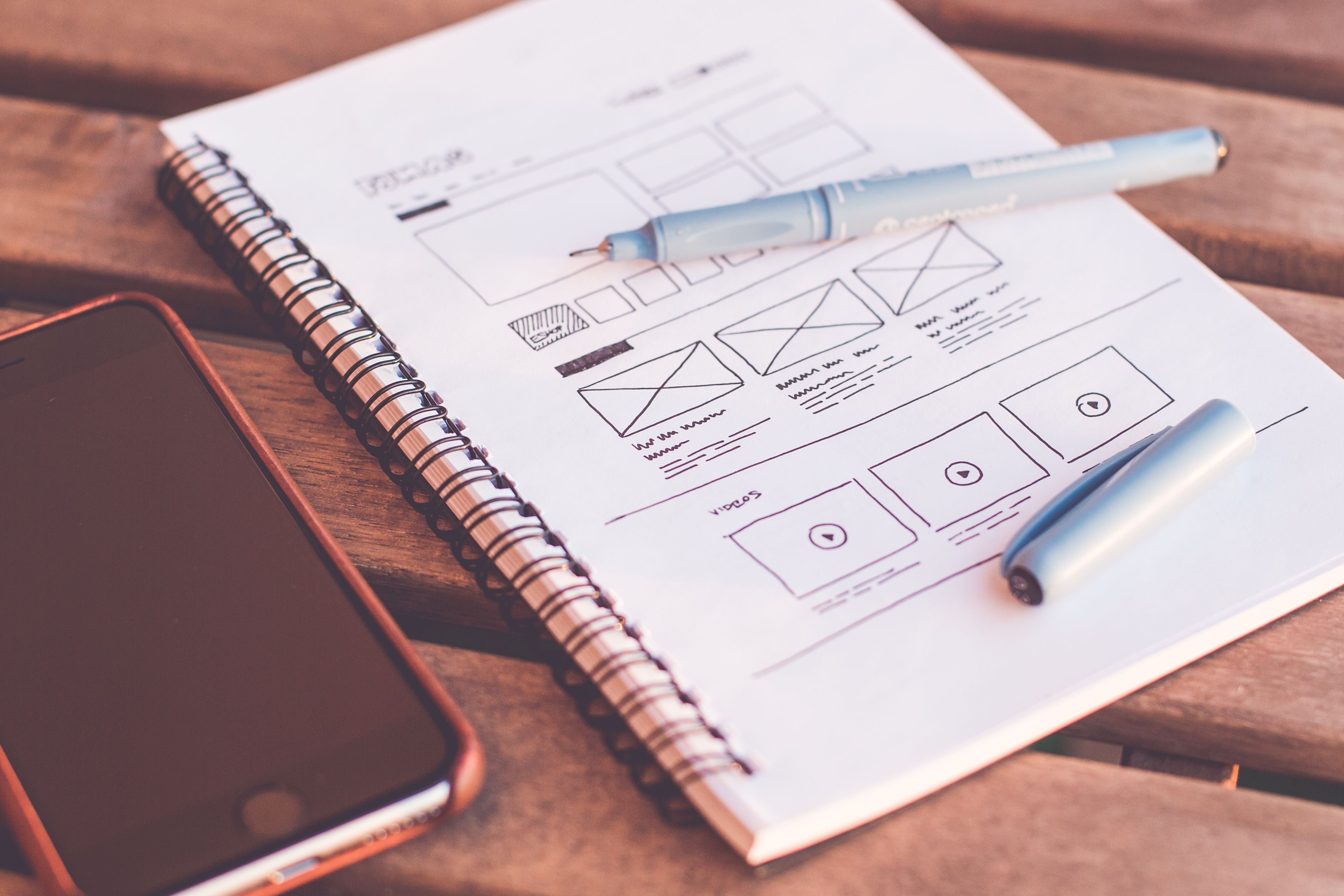 Un croquis de wireframe UX pour un sprint de design produit