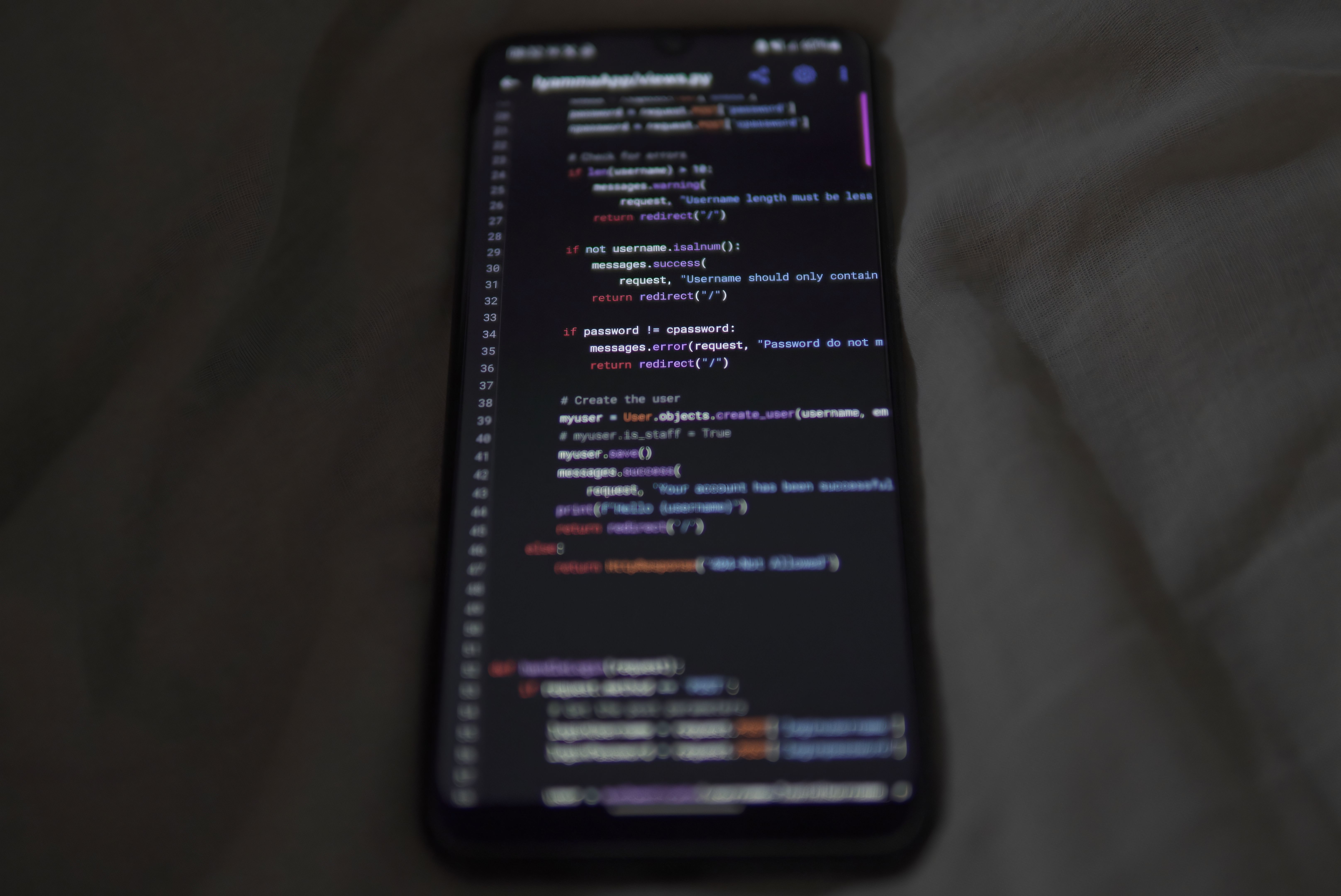 Code source d'une application mobile affiché sur un smartphone